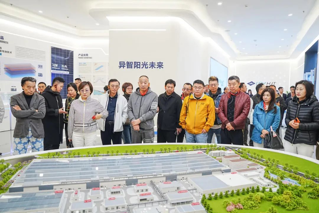 新疆昌吉市市长马长江,长江商学院CEO17期企业家一行莅临琏升光伏参观调研